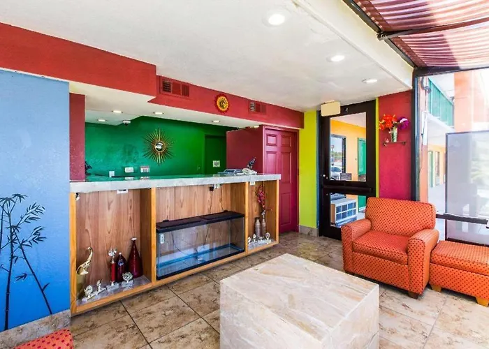 Econo Lodge Inn & Suites Macon North