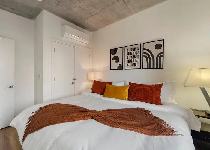Chic 4-Bedroom With Skyline Views & Amenities