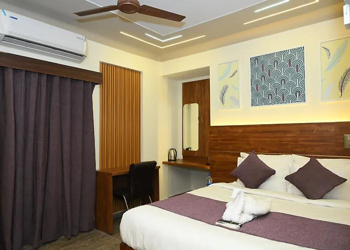 Hotel Maitreya Inn Near Cmc Hospital, Vit, Sripuram Temple,Naruvi Hospital