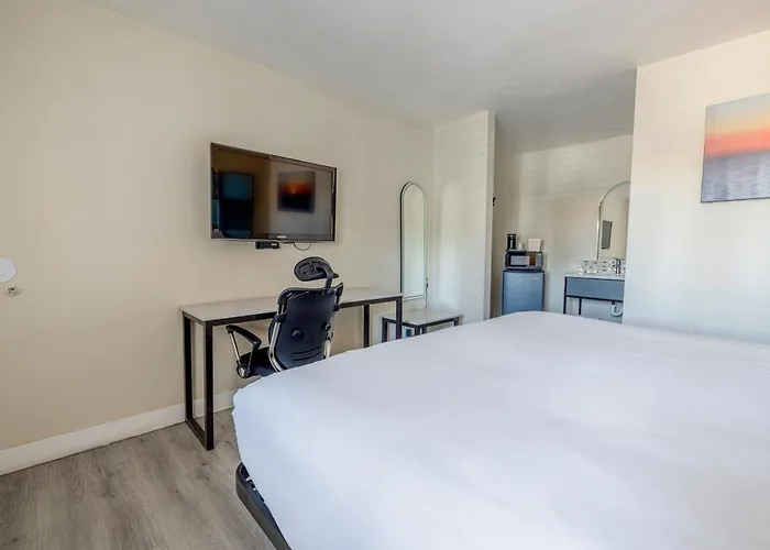 Hotel Avenida Victorville I 15