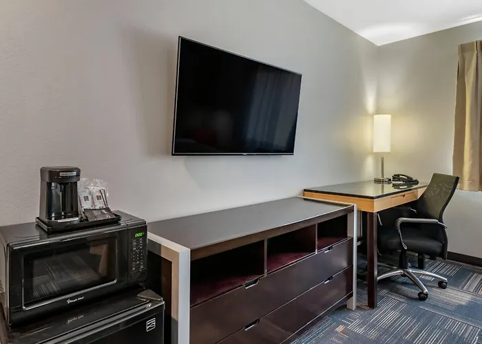 Quality Inn & Suites Evansville Downtown