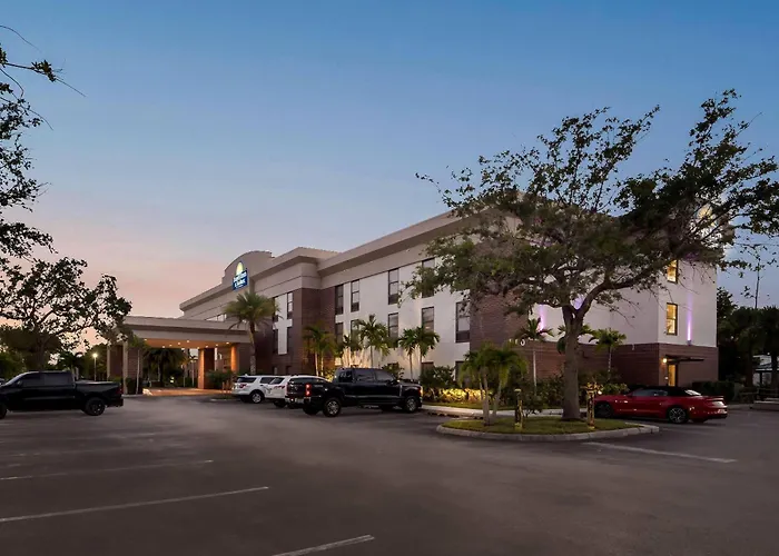 Days Inn & Suites By Wyndham Fort Myers Near Jetblue Park