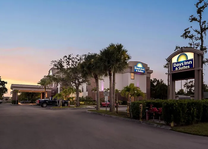 Days Inn & Suites By Wyndham Fort Myers Near Jetblue Park