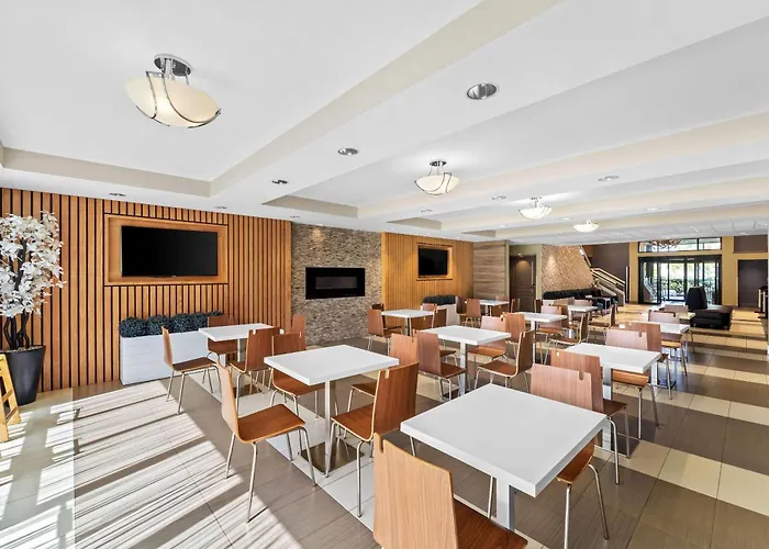 Days Inn & Suites By Wyndham Fort Myers Near Jetblue Park