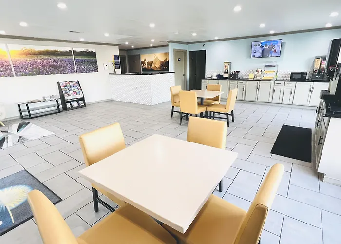 Days Inn & Suites By Wyndham - Canton First Monday Trade Days