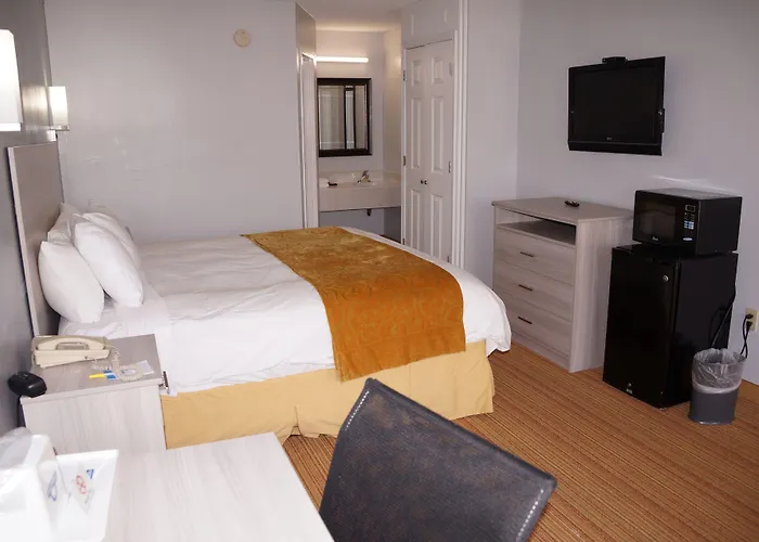 Days Inn & Suites By Wyndham Colonial