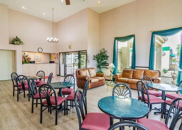 Econo Lodge Inn & Suites Gulfport Airport