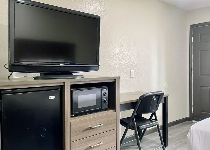 Days Inn By Wyndham Bloomington