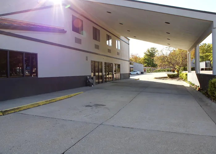 Greenlight Inn & Suites St James