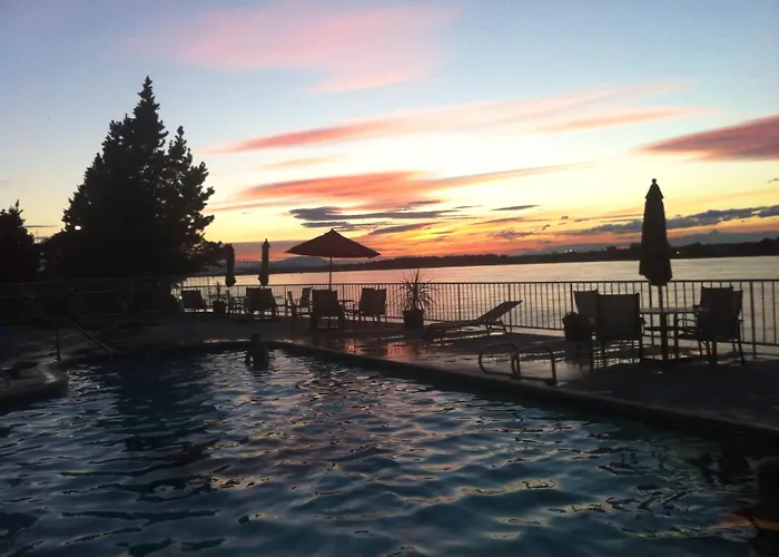 Clover Island Inn
