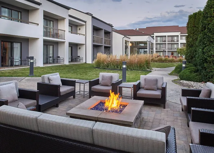 Courtyard By Marriott Detroit Warren