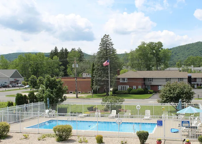 Howard Johnson By Wyndham Lenox