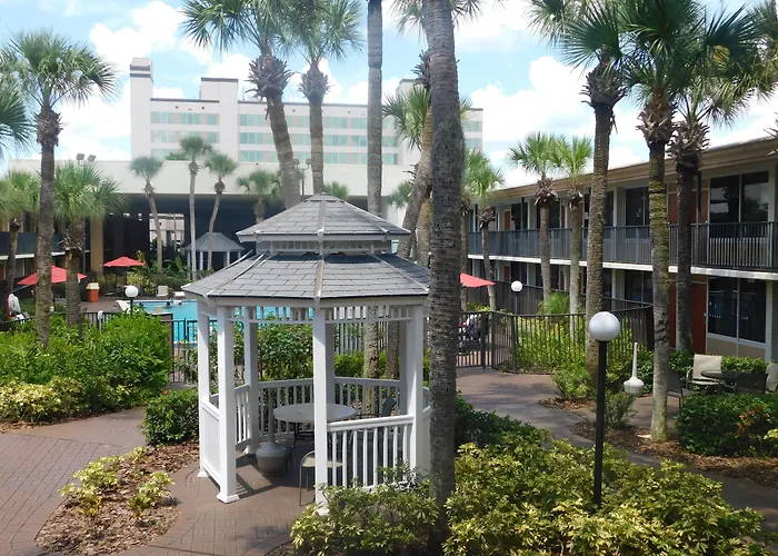Ramada By Wyndham Kissimmee Gateway - Free Theme Park Shuttle