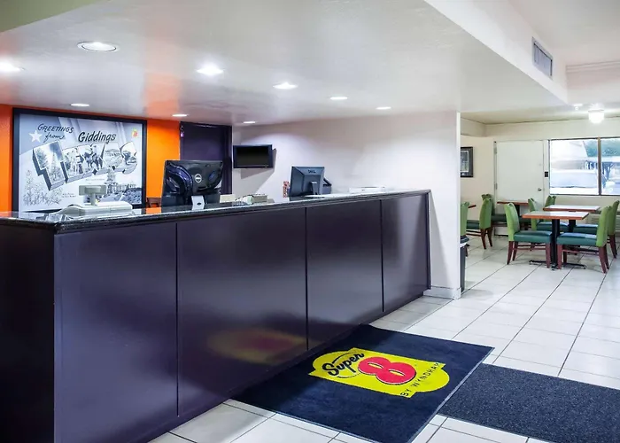 Super 8 By Wyndham Giddings