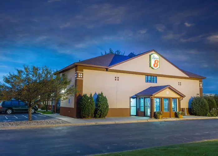 Super 8 By Wyndham Fairmont