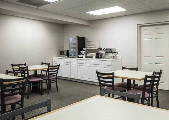 Super 8 By Wyndham Cherokee