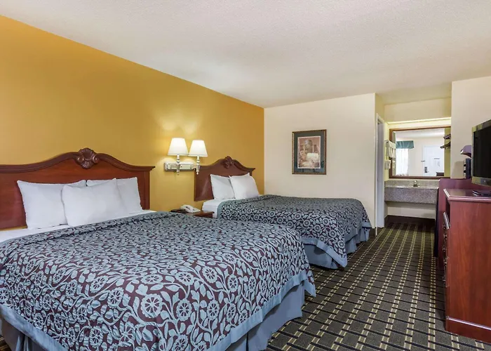 Days Inn & Suites By Wyndham Warner Robins Near Robins Afb
