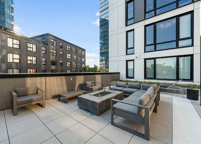 Chic 4-Bedroom With Skyline Views & Amenities