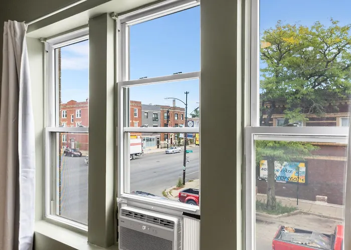 Private Room In Stylish Humboldt Park Retreat