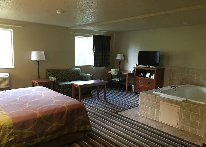 Super 8 By Wyndham Richlands/Claypool Hill Area