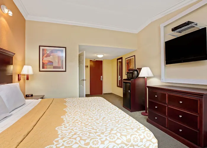 Days Inn By Wyndham Nanuet / Spring Valley