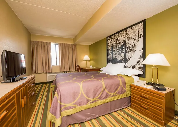 Super 8 By Wyndham Frederick
