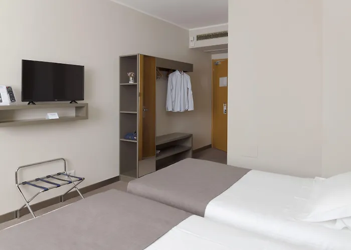 City Hotel & Suites