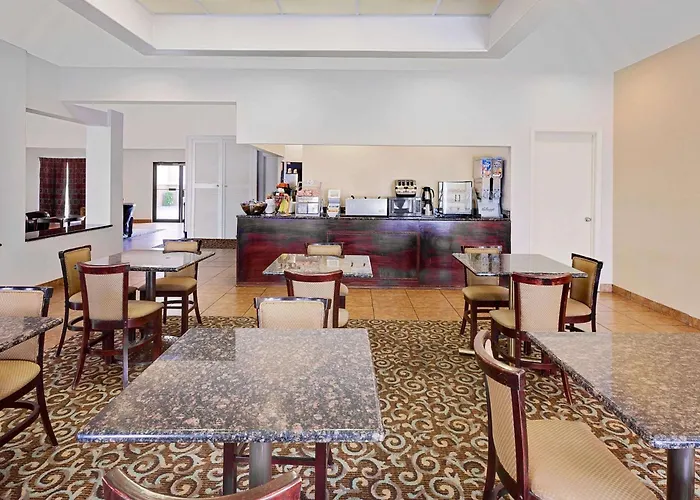 Super 8 By Wyndham Plainview