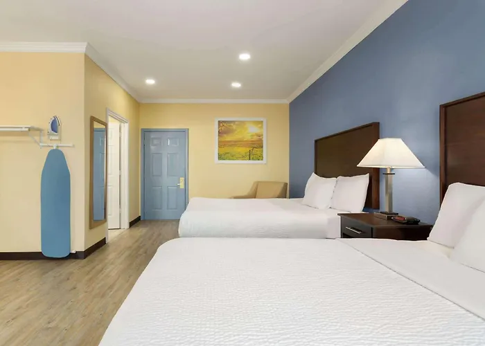 Days Inn & Suites By Wyndham Dfw Airport South-Euless
