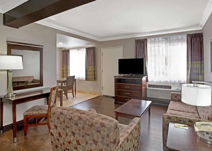 Super 8 By Wyndham Los Angeles-Culver City Area