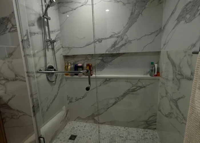 Private Room In A Three-Bedroom Penthouse In Surrey