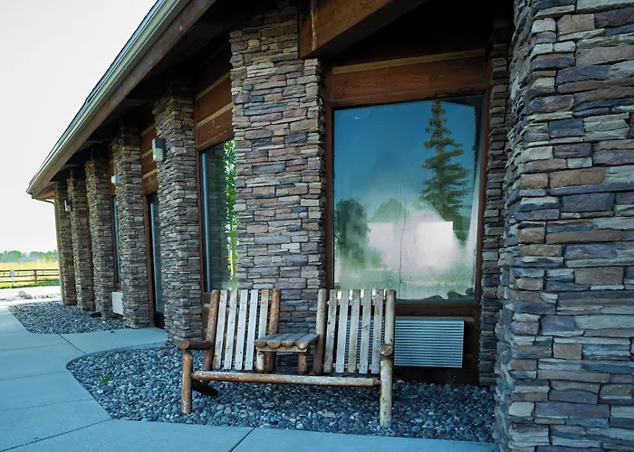 Pinedale Hotel & Suites