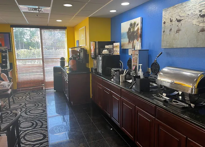 Days Inn & Suites By Wyndham Fort Pierce I-95