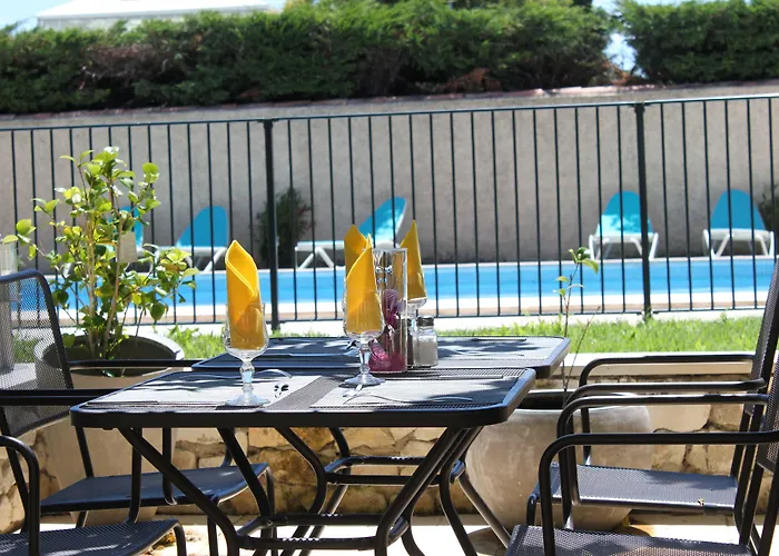 Logis Hotel Acotel Avignon Nord