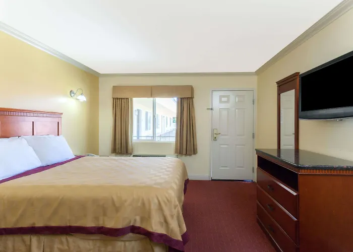 Travelodge By Wyndham Brea