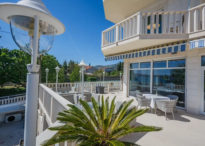 Hotel Riva Kastela With Swimming Pool