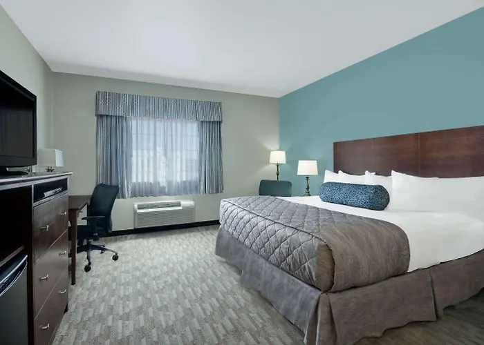Baymont By Wyndham Minot