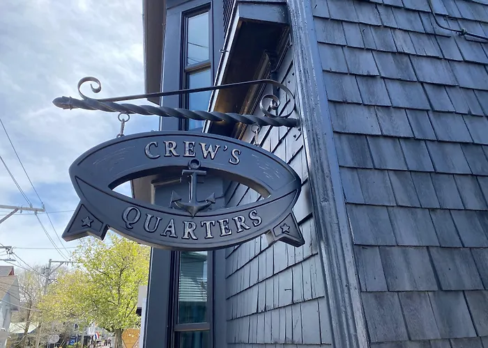 Crew'S Quarters Boarding House - Caters To Men