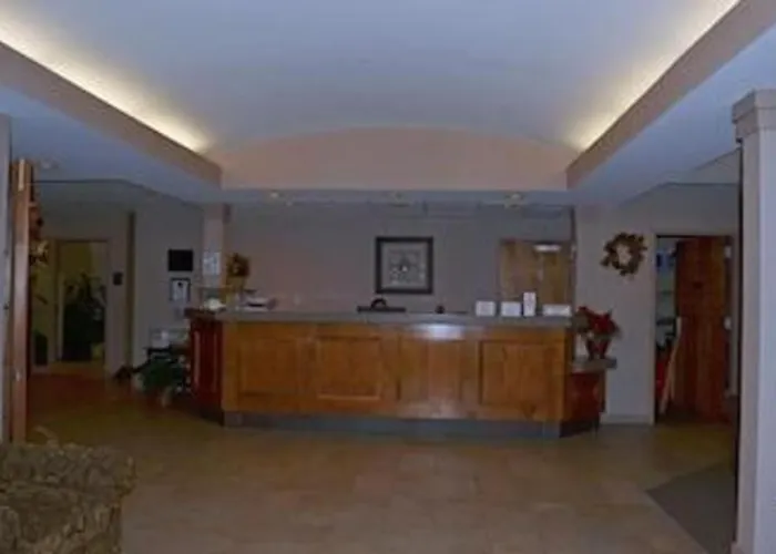 Paola Inn&Suites