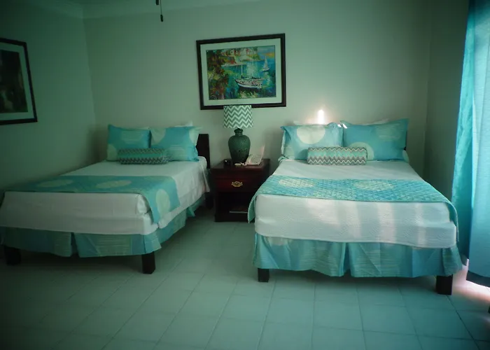 Colony Club Inn & Suites