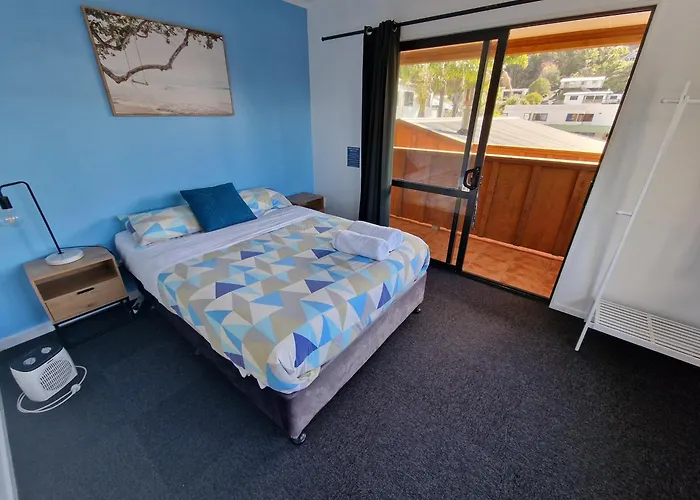 Palm Tree Apartments & Backpackers