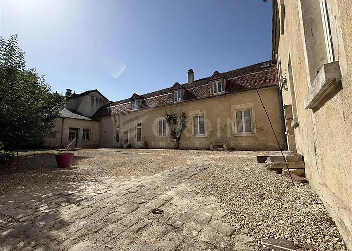 Logis Hostellerie Des Clos Et Restaurant Bistrot Des Grands Crus Et Maison De La Tour Chablis