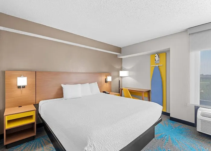 Days Inn & Suites By Wyndham Cedar Rapids