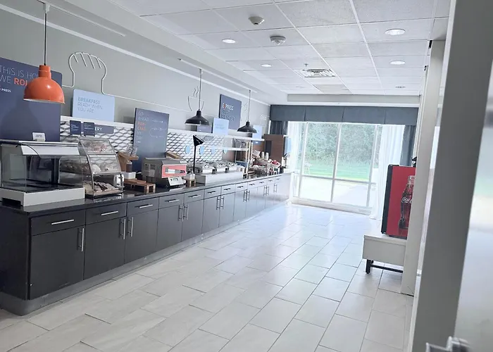 Holiday Inn Express & Suites Bonham By Ihg