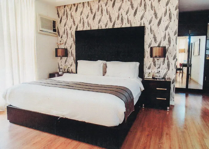 Queen Margarette Hotel Downtown
