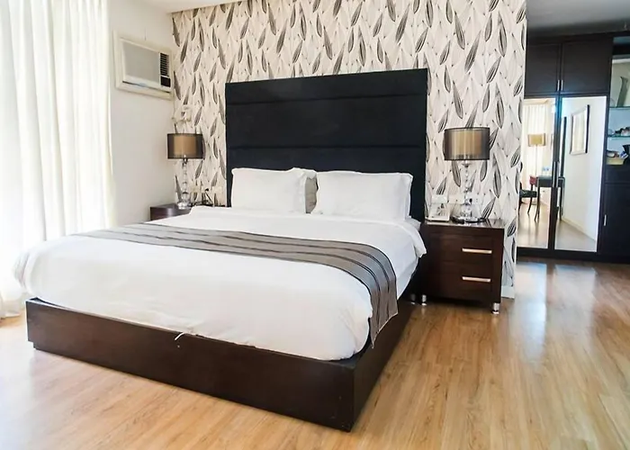 Queen Margarette Hotel Downtown