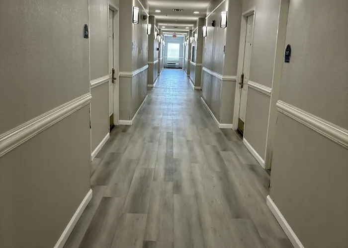 Deluxe Inn & Suites
