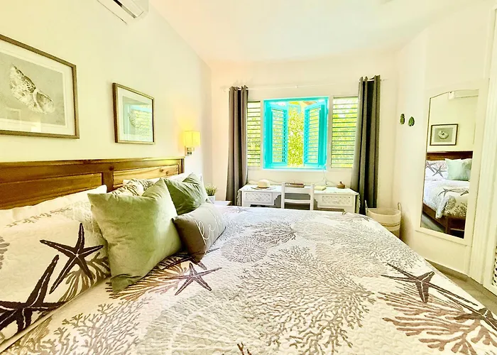 La Dolce Vita Beachfront Apt 2