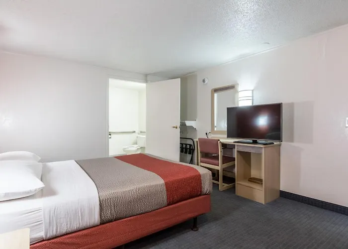 Travelodge By Wyndham Lansing
