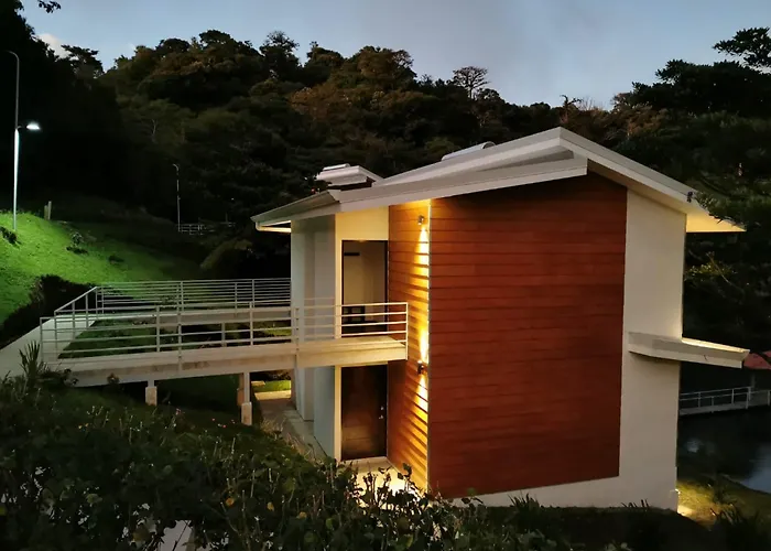 Burbi Lake Lodge Monteverde